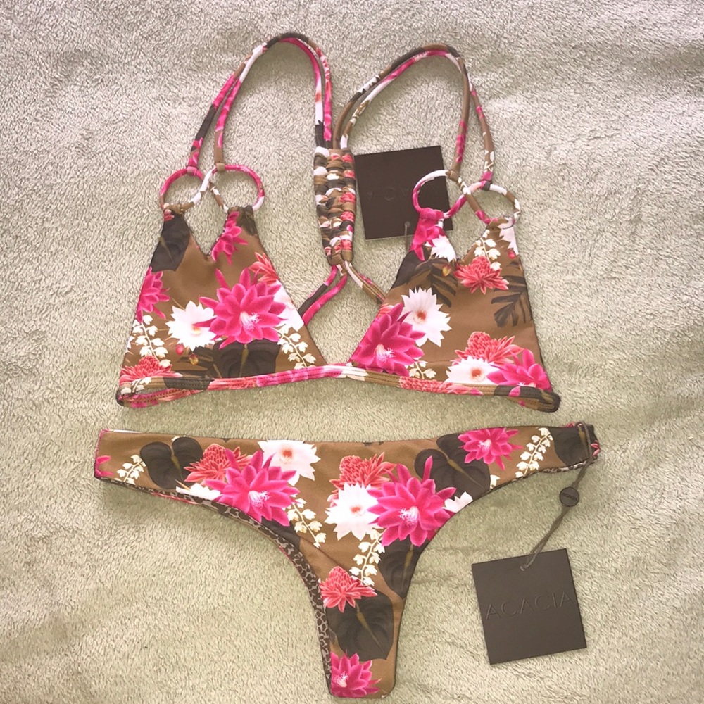 Acacia bikini in Lei Day